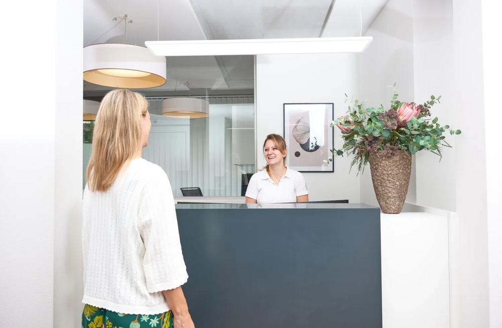 MPA begrüsst Patientin am Empfang