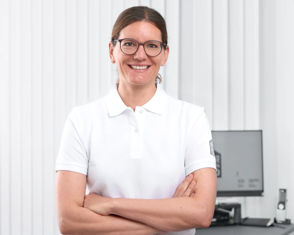 Dr. med. Angelika Grütter lächelt in Kamera