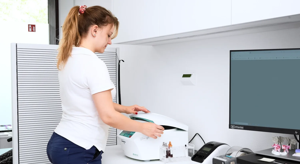 MPA arbeitet im Labor