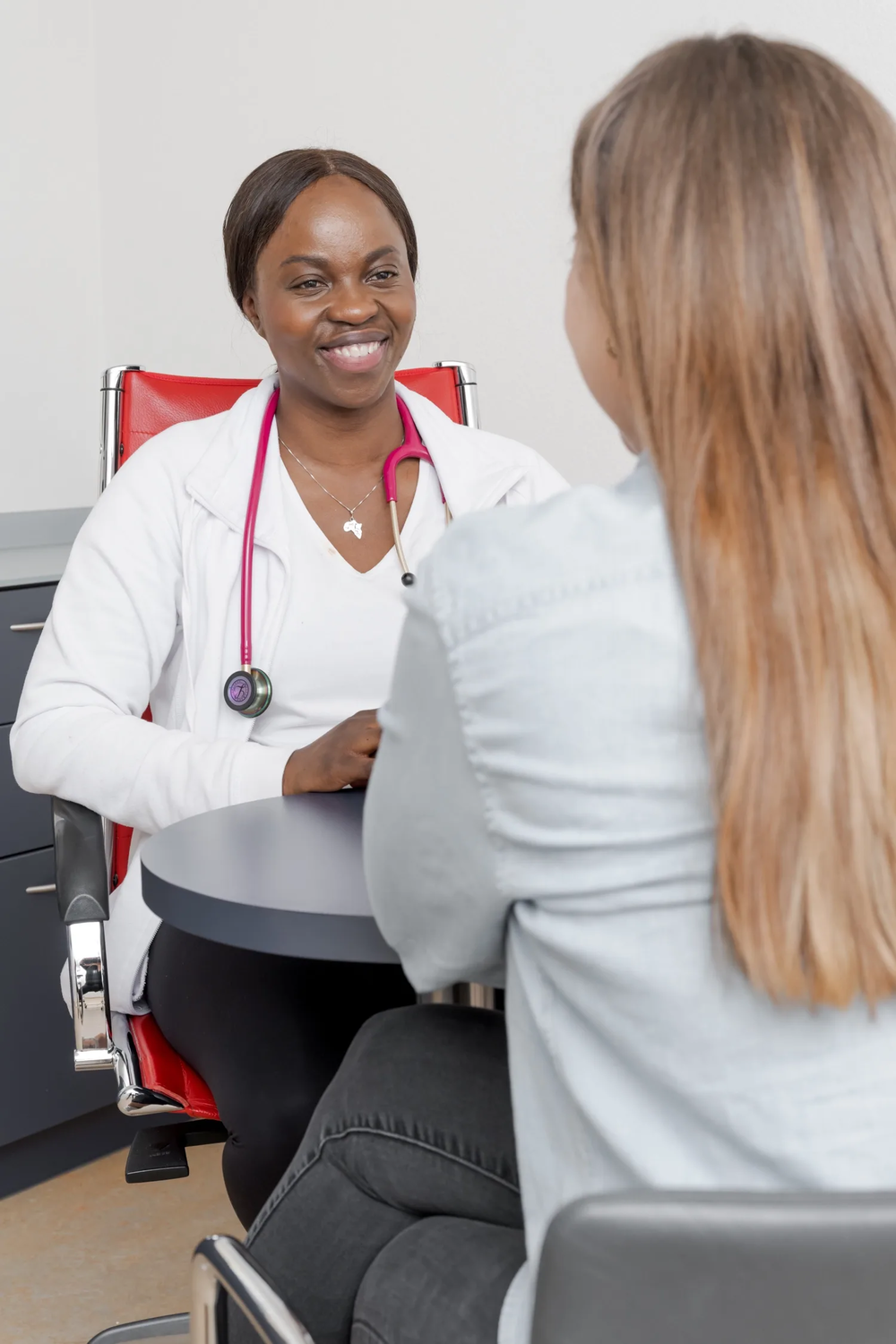 Ärztin im Gespräch mit einer Patientin