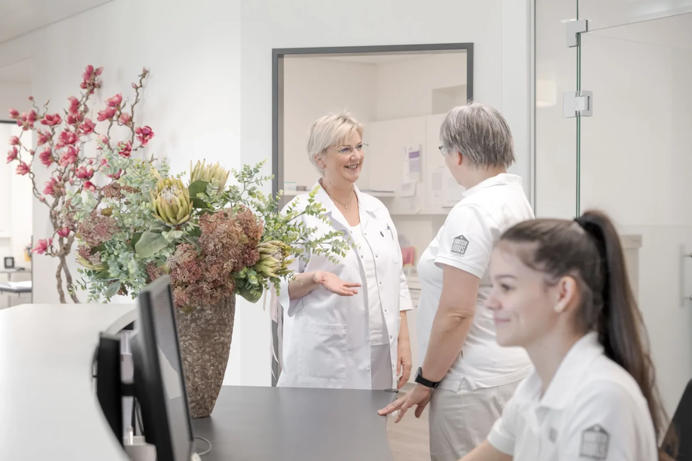 Ärztin und MPAs am Empfang Doktorhuus Nebikon