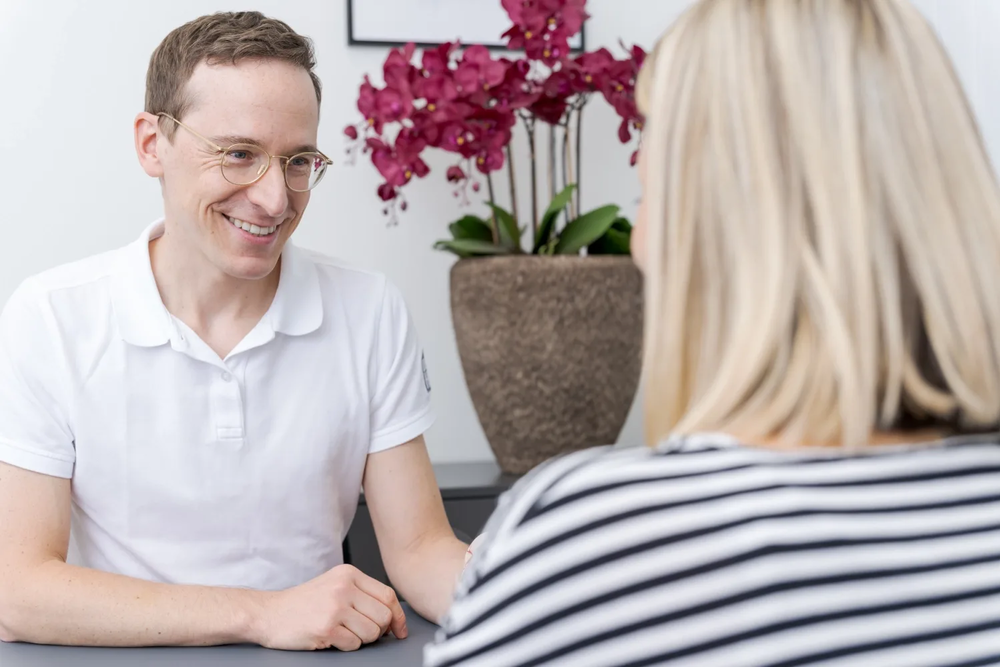 Arzt spricht mit Patientin