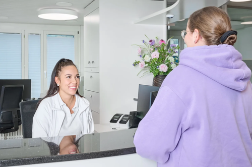MPA begrüsst Patientin am Empfang